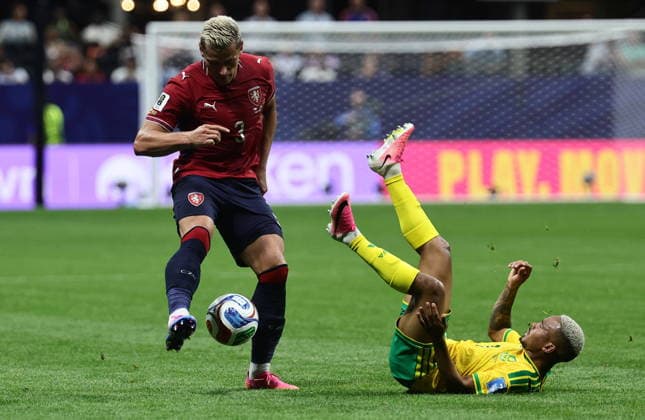 FIFA World Cup, WM, Weltmeisterschaft, Fussball 2026 - Group A - Czechia vs South Africa Tomas Holes of Czech Republic (L) and Oswin Appollis of South Africa in action during the FIFA World Cup 2026 group stage match Czechia against South Africa, in Atlanta, USA, 18 June 2026. ATLANTA United States  Copyright: xRONALDxWITTEKx