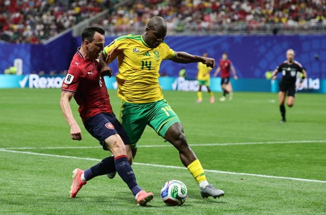 FIFA World Cup, WM, Weltmeisterschaft, Fussball 2026 - Group A - Czechia vs South Africa Vladimir Darida of Czech Republic (L) and Mbekezeli Mbokazi of South Africa in action during the FIFA World Cup 2026 group stage match Czechia against South Africa, in Atlanta, USA, 18 June 2026. ATLANTA United States  Copyright: xRONALDxWITTEKx