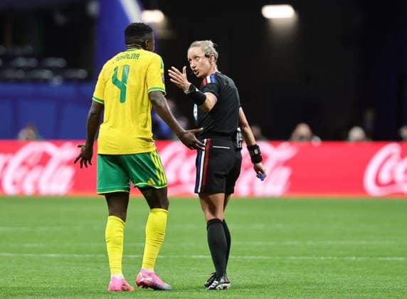 FIFA World Cup, WM, Weltmeisterschaft, Fussball 2026 - Group A - Czechia vs South Africa Referee Tori Penso (R) talks to Teboho Mokoena of South Africa (L) after his yellow card during the FIFA World Cup 2026 group stage match Czechia against South Africa, in Atlanta, USA, 18 June 2026. ATLANTA United States  Copyright: xRONALDxWITTEKx