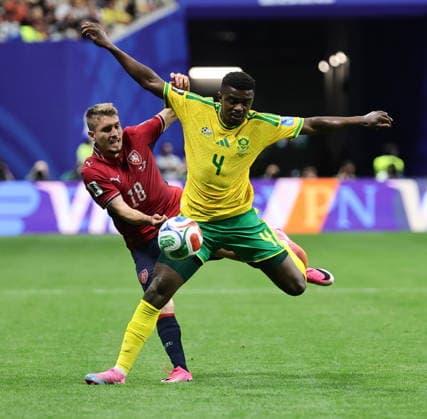 FIFA World Cup, WM, Weltmeisterschaft, Fussball 2026 - Group A - Czechia vs South Africa Michal Sadilek of Czech Republic (L) and Teboho Mokoena of South Africa in action during the FIFA World Cup 2026 group stage match Czechia against South Africa, in Atlanta, USA, 18 June 2026. ATLANTA United States  Copyright: xRONALDxWITTEKx