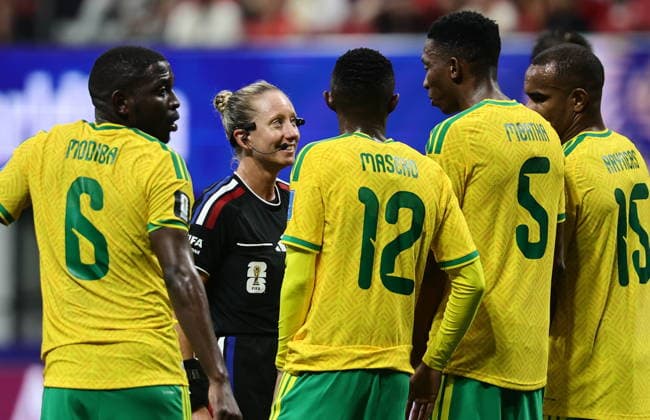 FIFA World Cup, WM, Weltmeisterschaft, Fussball 2026 - Group A - Czechia vs South Africa Referee Tori Penso (L) talks to players of South Africa before a free-kick during the FIFA World Cup 2026 group stage match Czechia against South Africa, in Atlanta, USA, 18 June 2026. ATLANTA United States  Copyright: xRONALDxWITTEKx