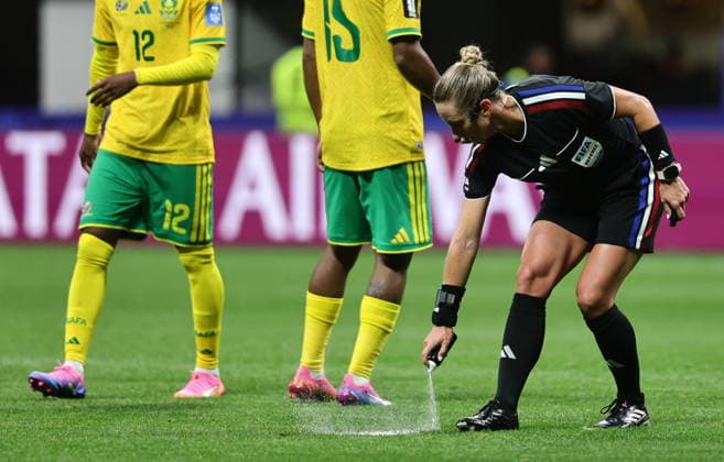 FIFA World Cup, WM, Weltmeisterschaft, Fussball 2026 - Group A - Czechia vs South Africa Referee Tori Penso sprays a line before a free-kick during the FIFA World Cup 2026 group stage match Czechia against South Africa, in Atlanta, USA, 18 June 2026. ATLANTA United States  Copyright: xRONALDxWITTEKx