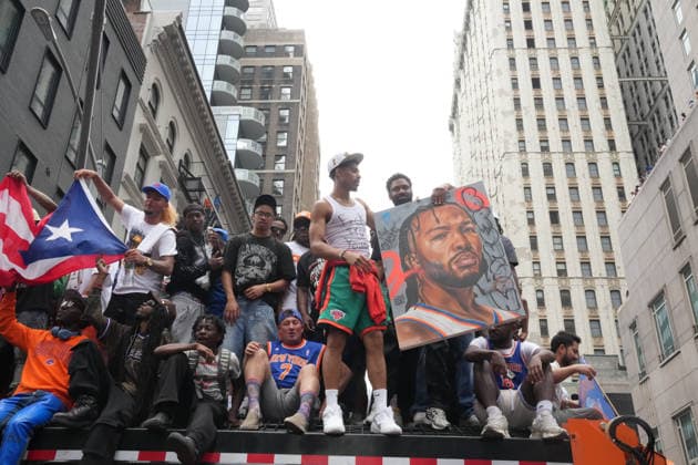 June 18, 2026, New York, New York, USA: Fans look on at the NBA, Basketball Herren, USA Champion New York Knicks Ticker-Tape Parade through the Canyon of Heroes on June 18, 2026 in New York. NBA Champion New York Knicks Ticker-Tape Parade  - ZUMAb148 20260618_zap_b148_001 Copyright: xBryanxSmithx