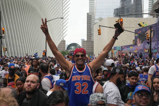 June 18, 2026, New York, New York, USA: Fans look on as NBA, Basketball Herren, USA Champion New York Knicks Ticker-Tape Parade through the Canyon of Heroes on June 18, 2026 in New York. NBA Champion New York Knicks Ticker-Tape Parade  - ZUMAb148 20260618_zap_b148_005 Copyright: xBryanxSmithx