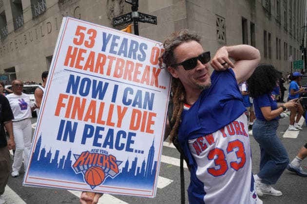 June 18, 2026, New York, New York, USA: Fans look on at the NBA, Basketball Herren, USA Champion New York Knicks Ticker-Tape Parade through the Canyon of Heroes on June 18, 2026 in New York. NBA Champion New York Knicks Ticker-Tape Parade  - ZUMAb148 20260618_zap_b148_010 Copyright: xBryanxSmithx