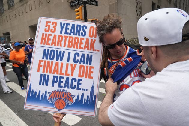 June 18, 2026, New York, New York, USA: Fans look on as NBA, Basketball Herren, USA Champion New York Knicks Ticker-Tape Parade through the Canyon of Heroes on June 18, 2026 in New York. NBA Champion New York Knicks Ticker-Tape Parade  - ZUMAb148 20260618_zap_b148_016 Copyright: xBryanxSmithx