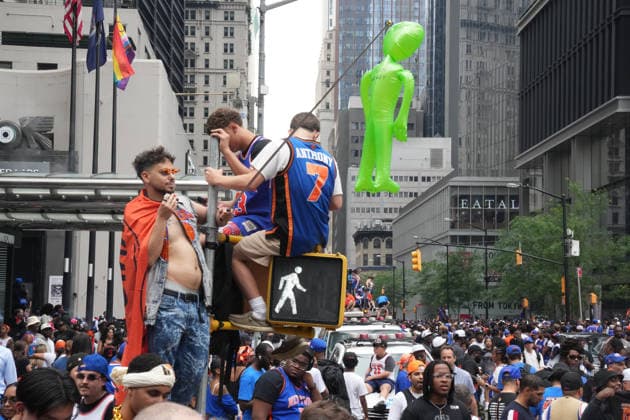 June 18, 2026, New York, New York, USA: Fans look on at the NBA, Basketball Herren, USA Champion New York Knicks Ticker-Tape Parade through the Canyon of Heroes on June 18, 2026 in New York. NBA Champion New York Knicks Ticker-Tape Parade  - ZUMAb148 20260618_zap_b148_017 Copyright: xBryanxSmithx
