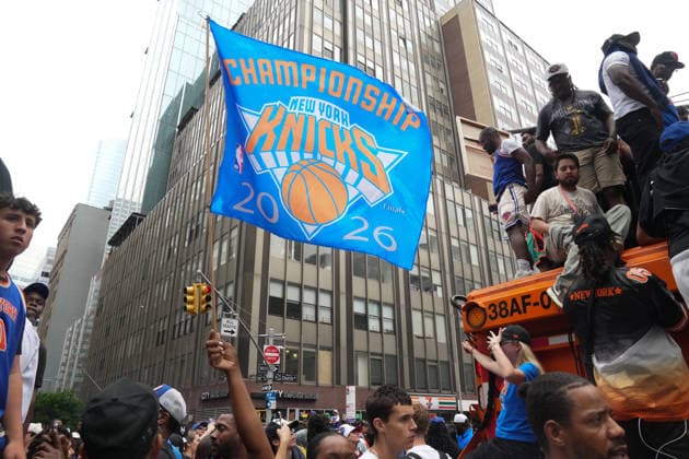 June 18, 2026, New York, New York, USA: Fans look on as NBA, Basketball Herren, USA Champion New York Knicks Ticker-Tape Parade through the Canyon of Heroes on June 18, 2026 in New York. New York USA - ZUMAb148 20260618_zap_b148_032 Copyright: xBryanxSmithx