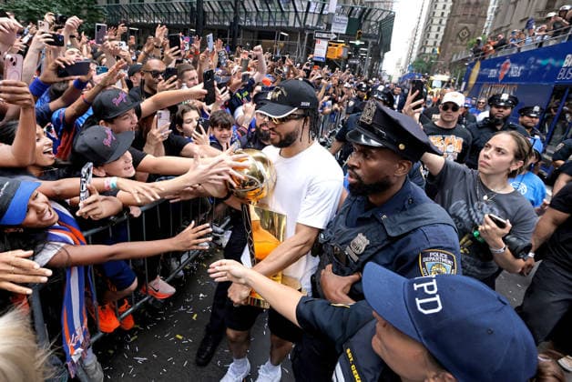 New York Knick Captain Jalen Brunson lets fans touch the Larry O Brien NBA, Basketball Herren, USA Championship Trophy along the Canyon Of Heroes parade route in celebration of the New York Knicks NBA Championship on Thursday, June 18, 2026 in New York City. The New York Knicks won the NBA championship defeating the San Antonio Spurs in Game 5 of the NBA Finals to break a 53-year championship drought.  NYP20260618301 PETERxFOLEY