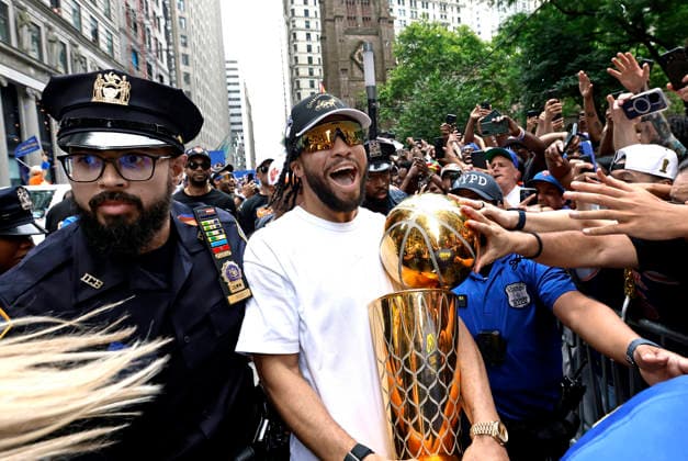 New York Knick Captain Jalen Brunson lets fans touch the Larry O Brien NBA, Basketball Herren, USA Championship Trophy along the Canyon Of Heroes parade route in celebration of the New York Knicks NBA Championship on Thursday, June 18, 2026 in New York City. The New York Knicks won the NBA championship defeating the San Antonio Spurs in Game 5 of the NBA Finals to break a 53-year championship drought.  NYP20260618302 PETERxFOLEY