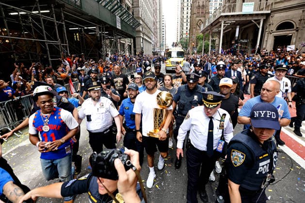 New York Knick Captain Jalen Brunson carries the Larry O Brien NBA, Basketball Herren, USA Championship Trophy along the Canyon Of Heroes parade route in celebration of the New York Knicks NBA Championship on Thursday, June 18, 2026 in New York City. The New York Knicks won the NBA championship defeating the San Antonio Spurs in Game 5 of the NBA Finals to break a 53-year championship drought.  NYP20260618399 PETERxFOLEY
