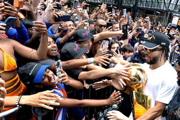 New York Knick Captain Jalen Brunson lets fans touch the NBA, Basketball Herren, USA Championship Trophy along the Canyon Of Heroes parade route in celebration of the New York Knicks NBA Championship on Thursday, June 18, 2026 in New York City. The New York Knicks won the NBA championship defeating the San Antonio Spurs in Game 5 of the NBA Finals to break a 53-year championship drought.  NYP20260618305 PETERxFOLEY