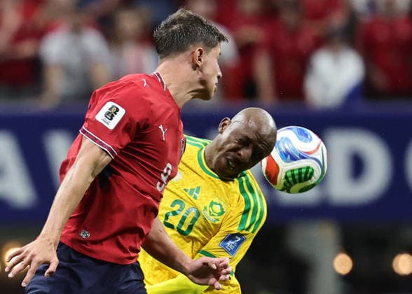 FIFA World Cup, WM, Weltmeisterschaft, Fussball 2026 - Group A - Czechia vs South Africa Adam Hlozek of Czech Republic (L) and Khuliso Mudau of South Africa in action during the FIFA World Cup 2026 group stage match Czechia against South Africa, in Atlanta, USA, 18 June 2026. ATLANTA United States  Copyright: xRONALDxWITTEKx