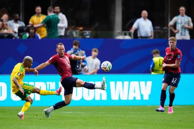 Czechia v South Africa - FIFA World Cup, WM, Weltmeisterschaft, Fussball 2026 - Group A ATLANTA, UNITED STATES - JUNE 18: Oswin Appollis of South Africa and Vladimir Coufal of Czechia compete for the ball during the 2026 FIFA World Cup First Stage Group A match between Czechia and South Africa at Mercedes-Benz Stadium (Atlanta Stadium) in Atlanta, Georgia, United States on June 18, 2026. Jose Hernandez Anadolu Georgia United States. Editorial use only. Please get in touch for any other usage.  Copyright: x2026xAnadoluxJosexHernandezx