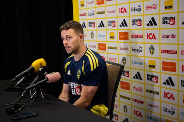 260618 Gabriel Gudmundsson of the Swedish men s national football team in the mixed zone after a training session during day 8 of the FIFA World Cup, WM, Weltmeisterschaft, Fussball 2026 on June 18, 2026 in Dallas. Photo: Petter Arvidson BILDBYRAN kod PA PA1242 fotboll football soccer fotball vm fotbolls-vm fotball-vm fotbolls-vm 2026 fifa world cup 2026 mixed zone sverige sweden sverige a day 8 bbeng
