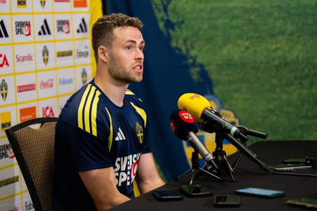 260618 Gabriel Gudmundsson of the Swedish men s national football team in the mixed zone after a training session during day 8 of the FIFA World Cup, WM, Weltmeisterschaft, Fussball 2026 on June 18, 2026 in Dallas. Photo: Petter Arvidson BILDBYRAN kod PA PA1242 fotboll football soccer fotball vm fotbolls-vm fotball-vm fotbolls-vm 2026 fifa world cup 2026 mixed zone sverige sweden sverige a day 8 bbeng