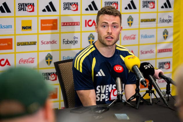260618 Gabriel Gudmundsson of the Swedish men s national football team in the mixed zone after a training session during day 8 of the FIFA World Cup, WM, Weltmeisterschaft, Fussball 2026 on June 18, 2026 in Dallas. Photo: Petter Arvidson BILDBYRAN kod PA PA1242 fotboll football soccer fotball vm fotbolls-vm fotball-vm fotbolls-vm 2026 fifa world cup 2026 mixed zone sverige sweden sverige a day 8 bbeng