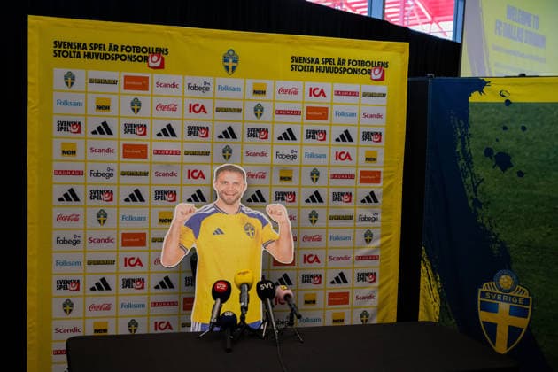 260618 Swedish newspaper Göteborgs Posten with a paper figure of Gustav Lundgren at the mixed zone with the Swedish men s national football team after a training session during day 8 of the FIFA World Cup, WM, Weltmeisterschaft, Fussball 2026 on June 18, 2026 in Dallas. Photo: Petter Arvidson BILDBYRAN kod PA PA1242 fotboll football soccer fotball vm fotbolls-vm fotball-vm fotbolls-vm 2026 fifa world cup 2026 mixed zone sverige sweden sverige a day 8 bbeng