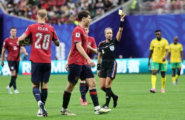 FIFA World Cup, WM, Weltmeisterschaft, Fussball 2026 - Group A - Czechia vs South Africa Referee Tori Penso shows a yellow card during the FIFA World Cup 2026 group stage match Czechia against South Africa, in Atlanta, USA, 18 June 2026. ATLANTA United States  Copyright: xRONALDxWITTEKx