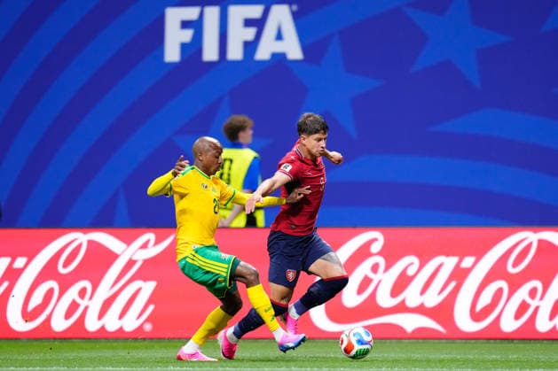 June 18, 2026, Arlington, Texas, United States: Adam Hlozek of Czechia and Khuliso Mudau of South Africa compete for the ball during the FIFA World Cup, WM, Weltmeisterschaft, Fussball 2026 Group A match between Czechia and South Africa at Atlanta Stadium on June 18, 2026 in Atlanta, Georgia. Arlington United States - ZUMAa181 20260618_zaa_a181_005 Copyright: xJosexBretonx