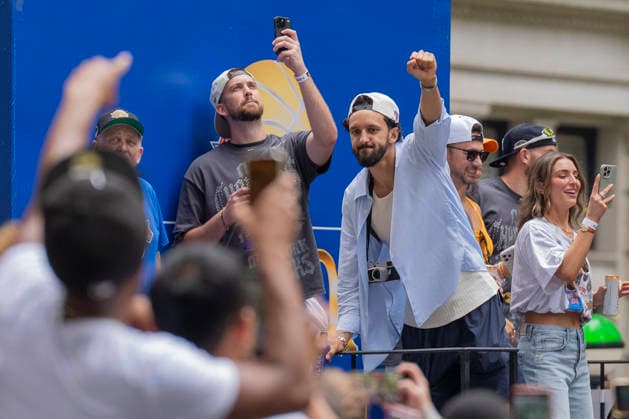 Landry Shamet (2-R) of the Knicks celebrates the New York Knicks first NBA, Basketball Herren, USA championship in New York, United States, 18 June 2026. Thousands of fans celebrate the Knicks victory !ACHTUNG: NUR REDAKTIONELLE NUTZUNG!  Copyright: xAngelxColmenaresx AME2090 20260618-55020638583_1