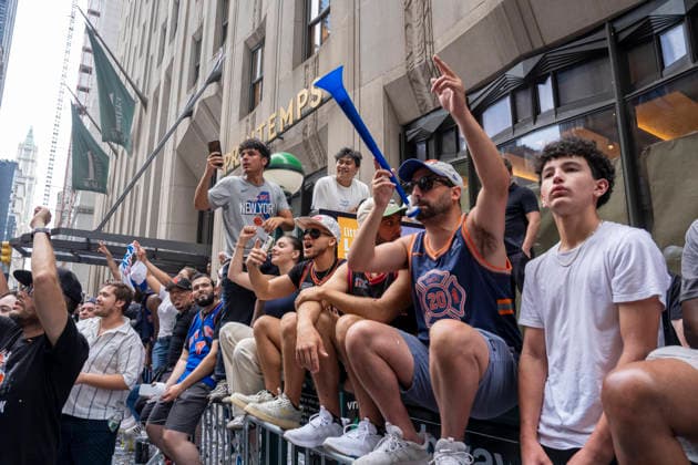 Knicks fans are celebrating the New York Knicks first NBA, Basketball Herren, USA championship in New York, United States, 18 June 2026. Thousands of fans celebrate the Knicks victory !ACHTUNG: NUR REDAKTIONELLE NUTZUNG!  Copyright: xAngelxColmenaresx AME2115 20260618-55020638600_1