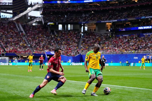 Czechia v South Africa: Group A - FIFA World Cup, WM, Weltmeisterschaft, Fussball 2026 Mbekezeli Mbokazi of South Africa and Vladimir Darida of Czechia compete for the ball during the FIFA World Cup 2026 Group A match between Czechia and South Africa at Atlanta Stadium on June 18, 2026 in Atlanta, Georgia. Atlanta GA United States  Copyright: xJosexBretonx originalFilename:bretonhernandez-czechiav260618_npeZf.jpg