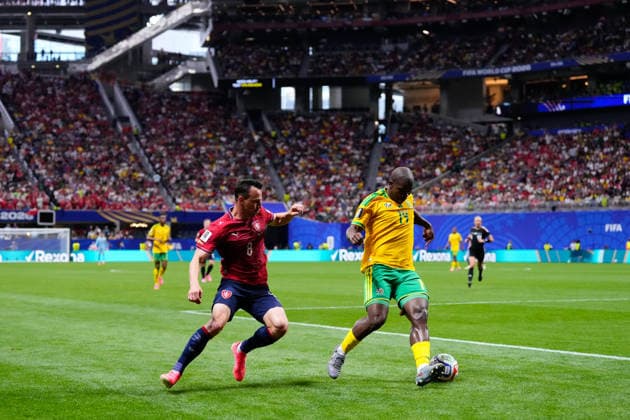 Czechia v South Africa: Group A - FIFA World Cup, WM, Weltmeisterschaft, Fussball 2026 Mbekezeli Mbokazi of South Africa and Vladimir Darida of Czechia compete for the ball during the FIFA World Cup 2026 Group A match between Czechia and South Africa at Atlanta Stadium on June 18, 2026 in Atlanta, Georgia. Atlanta GA United States  Copyright: xJosexBretonx originalFilename:bretonhernandez-czechiav260618_npJXc.jpg