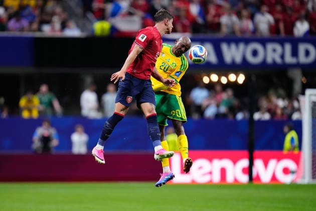 Czechia v South Africa: Group A - FIFA World Cup, WM, Weltmeisterschaft, Fussball 2026 Adam Hlozek of Czechia and Khuliso Mudau of South Africa compete for the ball during the FIFA World Cup 2026 Group A match between Czechia and South Africa at Atlanta Stadium on June 18, 2026 in Atlanta, Georgia. Atlanta GA United States  Copyright: xJosexBretonx originalFilename:bretonhernandez-czechiav260618_npWx1.jpg