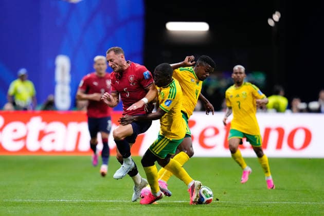 June 18, 2026, Arlington, Texas, United States: Vladimir Coufal of Czechia, Aubrey Modiba and Teboho Mokoena of South Africa compete for the ball during the FIFA World Cup, WM, Weltmeisterschaft, Fussball 2026 Group A match between Czechia and South Africa at Atlanta Stadium on June 18, 2026 in Atlanta, Georgia. Arlington United States - ZUMAa181 20260618_zaa_a181_013 Copyright: xJosexBretonx