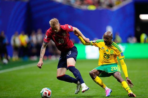 Czechia v South Africa: Group A - FIFA World Cup, WM, Weltmeisterschaft, Fussball 2026 Jaroslav Zeleny of Czechia and Khuliso Mudau of South Africa compete for the ball during the FIFA World Cup 2026 Group A match between Czechia and South Africa at Atlanta Stadium on June 18, 2026 in Atlanta, Georgia. Atlanta GA United States  Copyright: xJosexBretonx originalFilename:bretonhernandez-czechiav260618_npUMR.jpg
