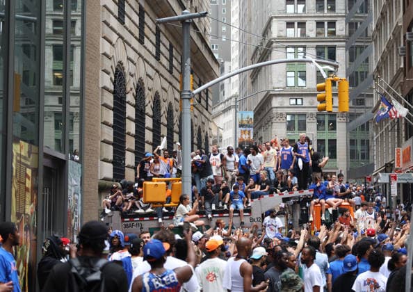 June 18, 2026, New York City, New York, USA: New Yorkers around area of City Hall during parade after the New York Knicks win their first NBA, Basketball Herren, USA championship in 53 years, in Manhattan, New York, United States. New York City USA - ZUMAc278 20260618_zsp_c278_014 Copyright: xMarcinxCholewinskix