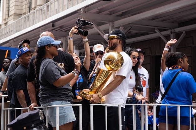 New York Knicks ticker-tape parade in New York NEW YORK, UNITED STATES - JUNE 18: New York Knicks supporters march during a New York Knicks ticker-tape parade and celebration in New York, USA on June 18, 2206. Mostafa Bassim Anadolu New York United States. Editorial use only. Please get in touch for any other usage.  Copyright: x2026xAnadoluxMostafaxBassimx
