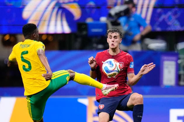 June 18, 2026, Arlington, Texas, United States: Alexandr Sojka of Czechia and Thalente Mbatha of South Africa compete for the ball during the FIFA World Cup, WM, Weltmeisterschaft, Fussball 2026 Group A match between Czechia and South Africa at Atlanta Stadium on June 18, 2026 in Atlanta, Georgia. Czechia V South Africa: Group A - FIFA World Cup 2026  - ZUMAa181 20260618_zaa_a181_015 Copyright: xJosexBretonx