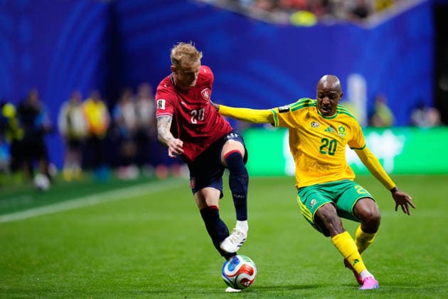 June 18, 2026, Arlington, Texas, United States: Jaroslav Zeleny of Czechia and Khuliso Mudau of South Africa compete for the ball during the FIFA World Cup, WM, Weltmeisterschaft, Fussball 2026 Group A match between Czechia and South Africa at Atlanta Stadium on June 18, 2026 in Atlanta, Georgia. Arlington United States - ZUMAa181 20260618_zaa_a181_021 Copyright: xJosexBretonx