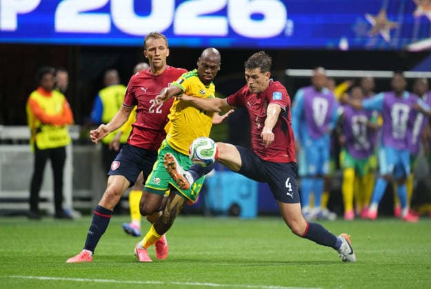 Robin Hranac (Czechia) and Evidence Makgopa (South Africa) battle for the ball during Chezia and South Africa , Group A FIFA World Cup, WM, Weltmeisterschaft, Fussball 2026, Atlanta Stadium, Atlanta, United States on June 18, 2026. Thor Wegner DeFodi Images. (Photo by DeFodi Images) -
