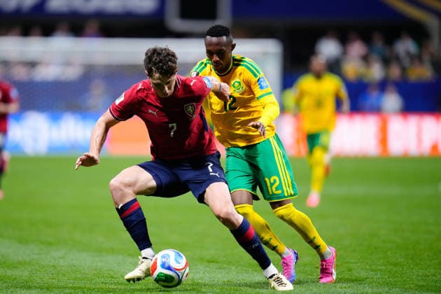 June 18, 2026, Arlington, Texas, United States: Ladislav Krejci of Czechia and Thapelo Maseko of South Africa compete for the ball during the FIFA World Cup, WM, Weltmeisterschaft, Fussball 2026 Group A match between Czechia and South Africa at Atlanta Stadium on June 18, 2026 in Atlanta, Georgia. Arlington United States - ZUMAa181 20260618_zaa_a181_029 Copyright: xJosexBretonx