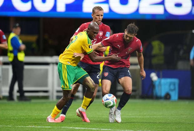 Robin Hranac (Czechia) and Evidence Makgopa (South Africa) battle for the ball during Chezia and South Africa , Group A FIFA World Cup, WM, Weltmeisterschaft, Fussball 2026, Atlanta Stadium, Atlanta, United States on June 18, 2026. Thor Wegner DeFodi Images. (Photo by DeFodi Images) -