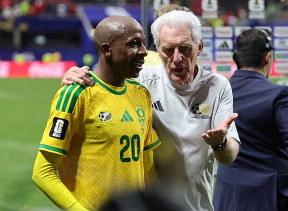 FIFA World Cup, WM, Weltmeisterschaft, Fussball 2026 - Group A - Czechia vs South Africa South Africa s head coach Hugo Broos (R) talks to player Khuliso Mudau of South Africa after a draw in the FIFA World Cup 2026 group stage match Czechia against South Africa, in Atlanta, USA, 18 June 2026. ATLANTA United States  Copyright: xRONALDxWITTEKx