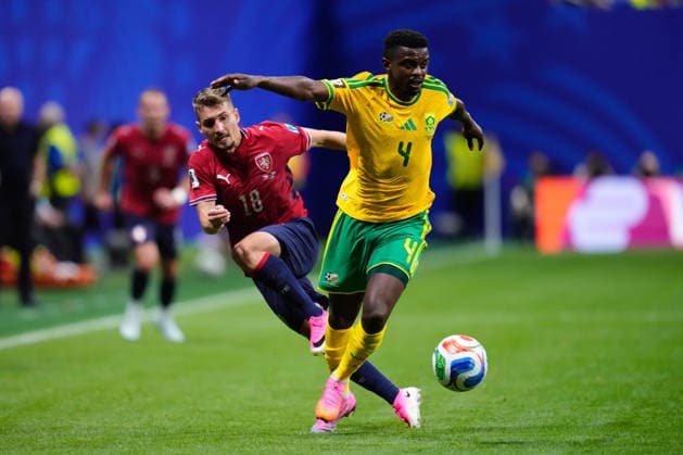 June 18, 2026, Arlington, Texas, United States: Michal Sadilek of Czechia and Teboho Mokoena of South Africa compete for the ball during the FIFA World Cup, WM, Weltmeisterschaft, Fussball 2026 Group A match between Czechia and South Africa at Atlanta Stadium on June 18, 2026 in Atlanta, Georgia. Czechia V South Africa: Group A - FIFA World Cup 2026  - ZUMAa181 20260618_zaa_a181_036 Copyright: xJosexBretonx