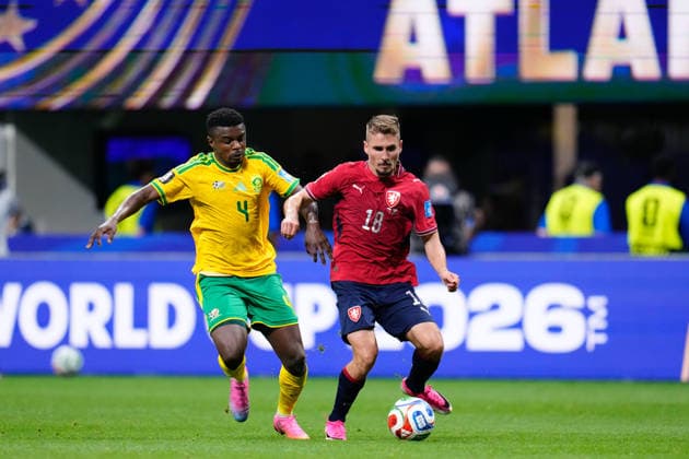 Czechia v South Africa: Group A - FIFA World Cup, WM, Weltmeisterschaft, Fussball 2026 Teboho Mokoena of South Africa and Michal Sadilek of Czechia compete for the ball during the FIFA World Cup 2026 Group A match between Czechia and South Africa at Atlanta Stadium on June 18, 2026 in Atlanta, Georgia. Atlanta GA United States  Copyright: xJosexBretonx originalFilename:bretonhernandez-czechiav260618_np534.jpg