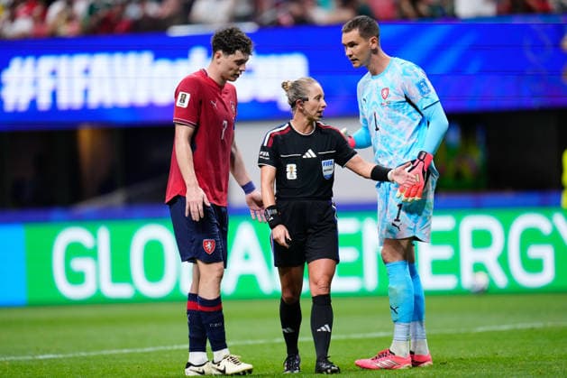 Czechia v South Africa: Group A - FIFA World Cup, WM, Weltmeisterschaft, Fussball 2026 Matej Kovar and Ladislav Krejci of Czechia protests during the FIFA World Cup 2026 Group A match between Czechia and South Africa at Atlanta Stadium on June 18, 2026 in Atlanta, Georgia. Atlanta GA United States  Copyright: xJosexBretonx originalFilename:bretonhernandez-czechiav260618_np4wu.jpg