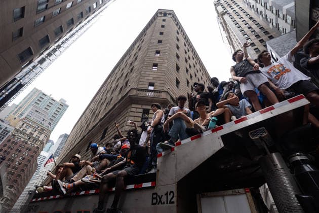 New York Knicks honored with ticker-tape parade and celebration in Manhattan NEW YORK, NY - JUNE 18: Thousands of fans gathered in Lower Manhattan on Thursday as the New York Knicks were honored with a ticker-tape parade and championship celebration following their NBA, Basketball Herren, USA title victory. Players, coaches and team staff rode through the Canyon of Heroes as supporters packed the streets for what city officials said could become one of the largest parades in New York history. Lokman Vural Elibol Anadolu New York United States. Editorial use only. Please get in touch for any other usage.  Copyright: x2026xAnadoluxLokmanxVuralxElibolx
