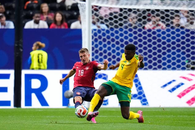 June 18, 2026, Arlington, Texas, United States: Michal Sadilek of Czechia and Teboho Mokoena of South Africa compete for the ball during the FIFA World Cup, WM, Weltmeisterschaft, Fussball 2026 Group A match between Czechia and South Africa at Atlanta Stadium on June 18, 2026 in Atlanta, Georgia. Czechia V South Africa: Group A - FIFA World Cup 2026  - ZUMAa181 20260618_zaa_a181_045 Copyright: xJosexBretonx