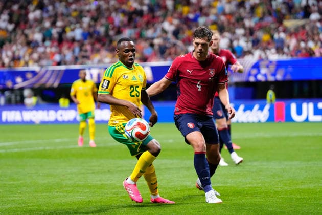 Czechia v South Africa: Group A - FIFA World Cup, WM, Weltmeisterschaft, Fussball 2026 Kamogelo Sebelebele of South Africa and Robin Hranac of Czechia compete for the ball during the FIFA World Cup 2026 Group A match between Czechia and South Africa at Atlanta Stadium on June 18, 2026 in Atlanta, Georgia. Atlanta GA United States  Copyright: xJosexBretonx originalFilename:bretonhernandez-czechiav260618_npbkd.jpg