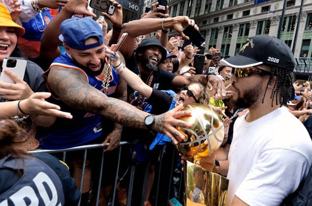 New York Knick Captain Jalen Brunson lets fans touch the Larry O Brien NBA, Basketball Herren, USA Championship Trophy along the Canyon Of Heroes parade route in celebration of the New York Knicks NBA Championship on Thursday, June 18, 2026 in New York City. The New York Knicks won the NBA championship defeating the San Antonio Spurs in Game 5 of the NBA Finals to break a 53-year championship drought.  NYP202606183010 PETERxFOLEY