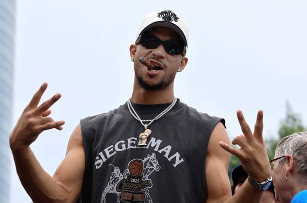 New York Knick player Josh Hart gestures along the Canyon Of Heroes parade route in celebration of the New York Knicks NBA, Basketball Herren, USA Championship on Thursday, June 18, 2026 in New York City. The New York Knicks won the NBA championship defeating the San Antonio Spurs in Game 5 of the NBA Finals to break a 53-year championship drought.  NYP202606183014 PETERxFOLEY