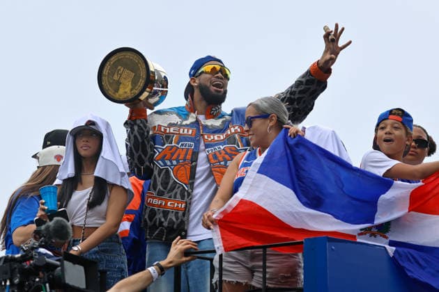 New York Knick player Karl Anthony Towns waves along the Canyon Of Heroes parade route in celebration of the New York Knicks NBA, Basketball Herren, USA Championship on Thursday, June 18, 2026 in New York City. The New York Knicks won the NBA championship defeating the San Antonio Spurs in Game 5 of the NBA Finals to break a 53-year championship drought.  NYP202606183016 PETERxFOLEY