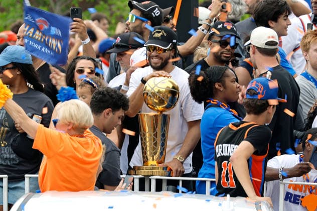 New York Knick Captain Jalen Brunson holds the Larry O Brien NBA, Basketball Herren, USA Championship Trophy along the Canyon Of Heroes parade route in celebration of the New York Knicks NBA Championship on Thursday, June 18, 2026 in New York City. The New York Knicks won the NBA championship defeating the San Antonio Spurs in Game 5 of the NBA Finals to break a 53-year championship drought.  NYP202606183017 PETERxFOLEY