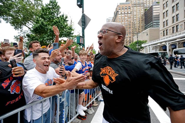 New York Knick head coach Mike Brown greets fans along the Canyon Of Heroes parade route in celebration of the New York Knicks NBA, Basketball Herren, USA Championship on Thursday, June 18, 2026 in New York City. The New York Knicks won the NBA championship defeating the San Antonio Spurs in Game 5 of the NBA Finals to break a 53-year championship drought.  NYP20260618307 PETERxFOLEY